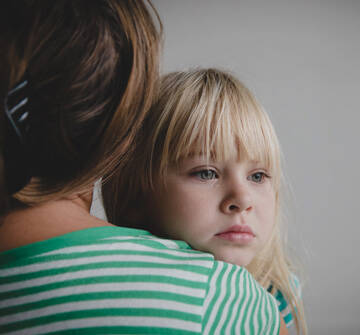 Una niña con su madre
