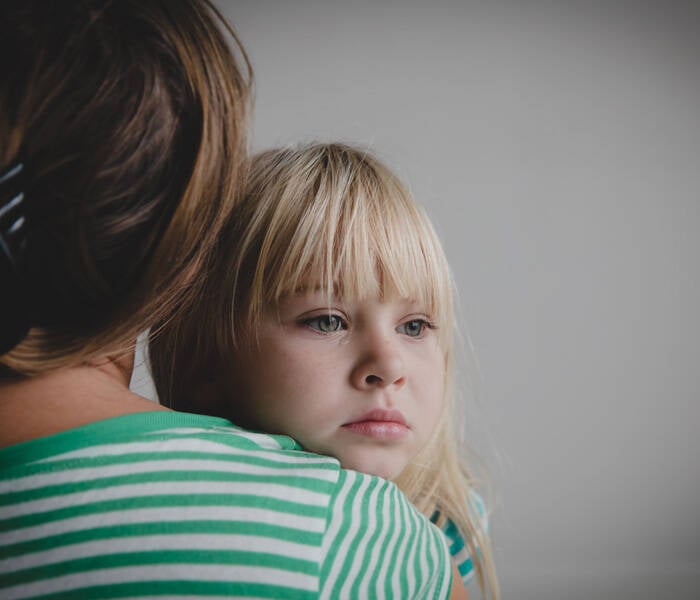 Imagen de una niña con su madre