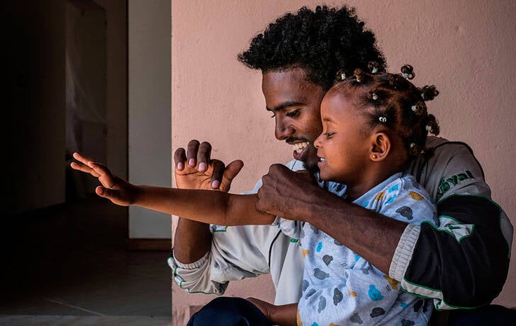Migración y refugio Una niña con su padre