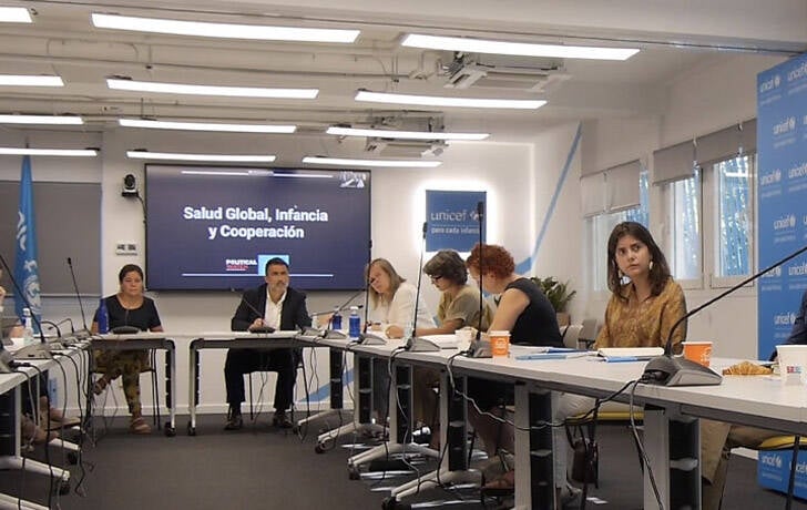 Varias personas en una mesa de debate
