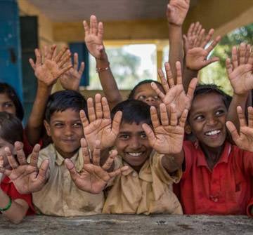 Varios niños felices y contentos
