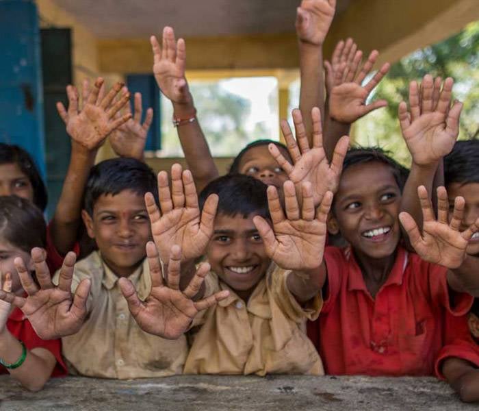 Varios niños felices y contentos