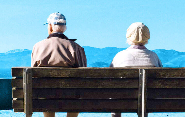 Dos personas mayores viendo al horizonte
