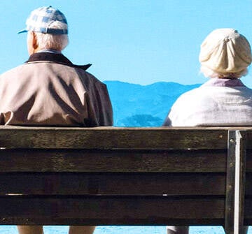 Dos personas mayores viendo al horizonte
