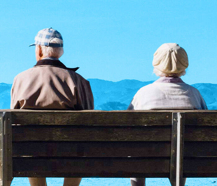 Dos personas mayores viendo al horizonte