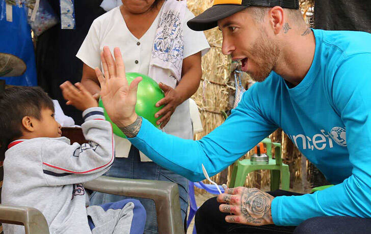Imagen de Sergio Ramos chocando los 5 con un crío