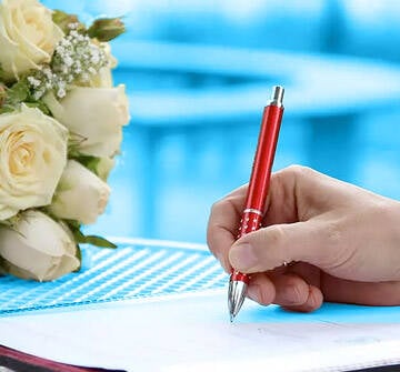 Mujer firmando un documento