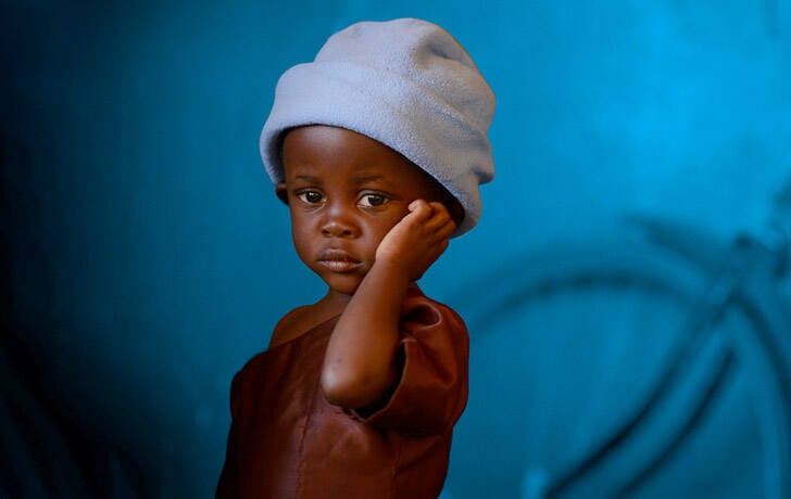 Niño mirando al frente