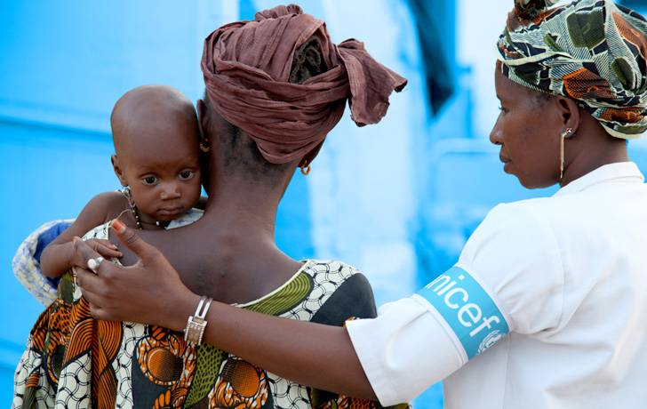 Una colaboradora UNICEF ayuda a una madre con su bebé