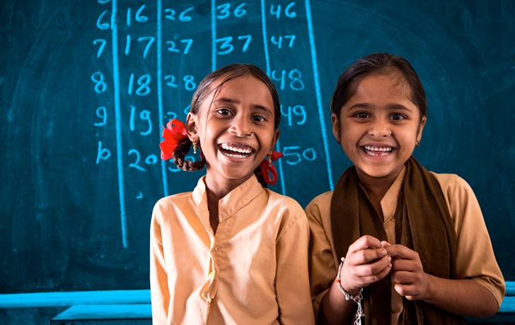 Laxmi de 7 años, con su mejor amiga y compañera de clase Swapna.