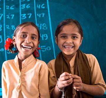 Laxmi de 7 años, con su mejor amiga y compañera de clase Swapna.