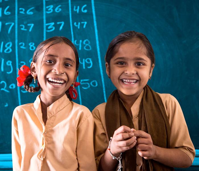 Laxmi de 7 años, con su mejor amiga y compañera de clase Swapna.