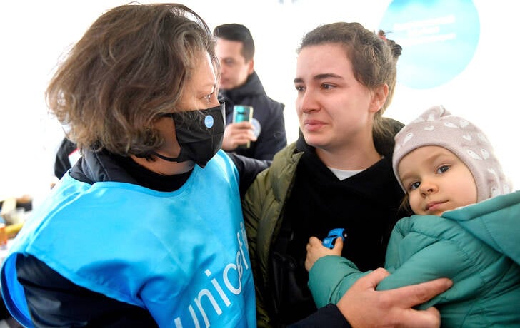 Millones de niños necesitan ayuda urgente. Hazte Socio. Una familia ucraniana víctima de la tragedia
