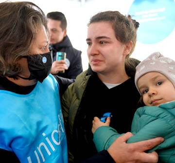 Millones de niños necesitan ayuda urgente. Hazte Socio. Una familia ucraniana víctima de la tragedia