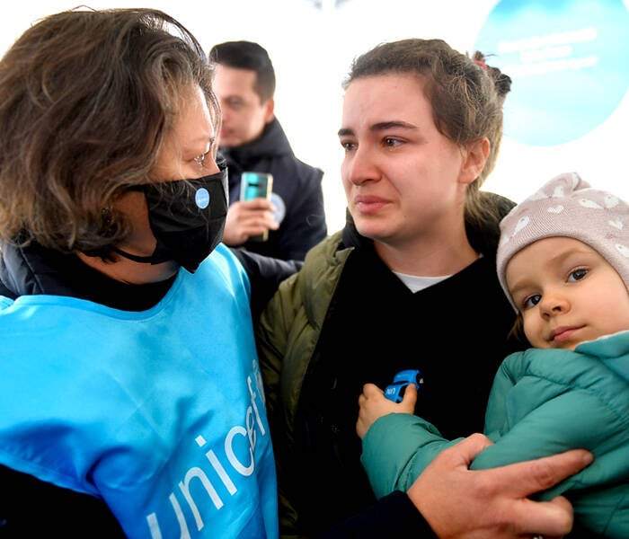 Millones de niños necesitan ayuda urgente. Hazte Socio. Una familia ucraniana víctima de la tragedia