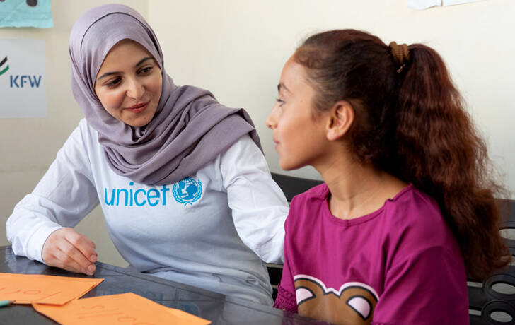 Imagen de una niña en el programa de educación en Jordania