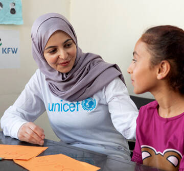 Imagen de una niña en el programa de educación en Jordania