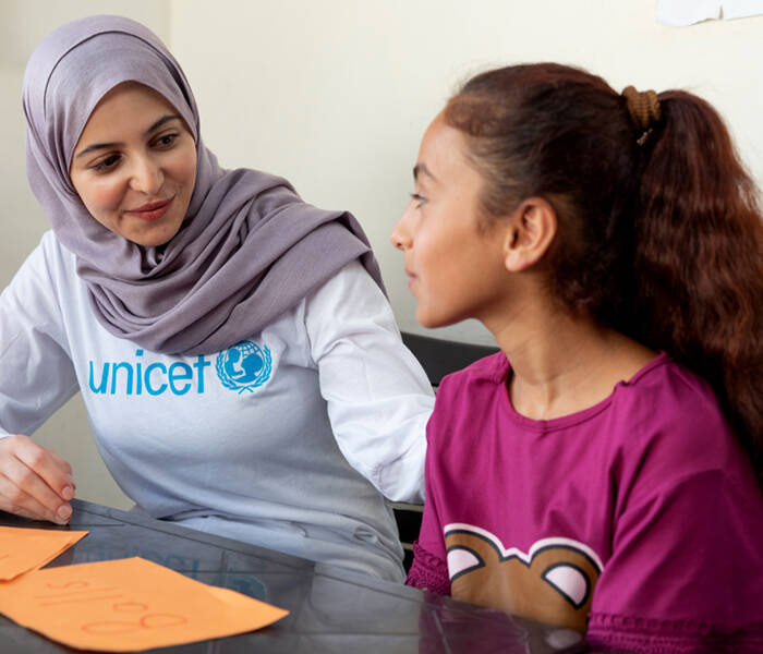 Imagen de una niña en el programa de educación en Jordania