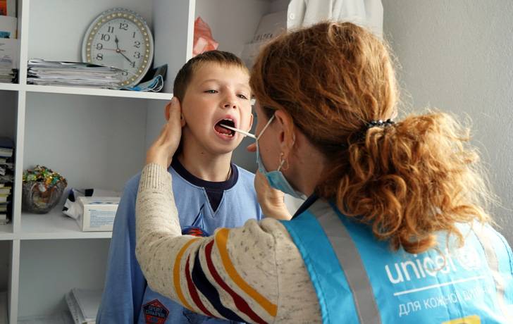 Los niños Ucranianos no pueden más. Un niño siendo atendido.