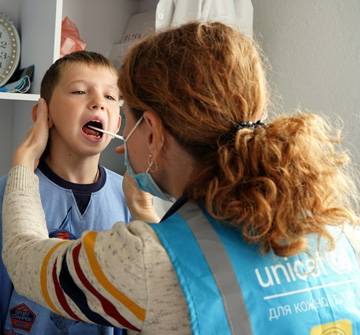 Los niños Ucranianos no pueden más. Un niño siendo atendido.