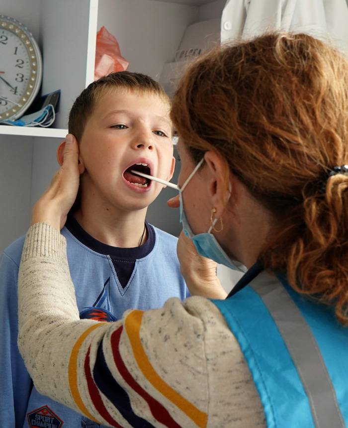 Los niños Ucranianos no pueden más. Un niño siendo atendido.