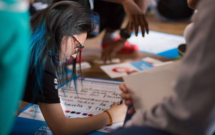 Una adolescente escribiendo