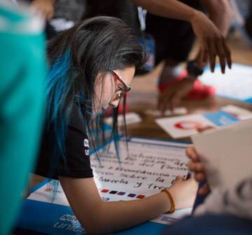 Una adolescente escribiendo
