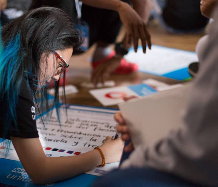Una adolescente escribiendo