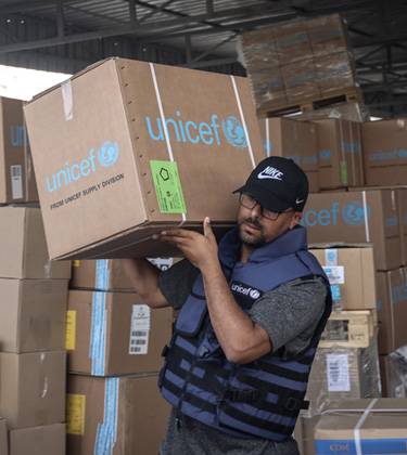 Staff de UNICEF llevando suministros