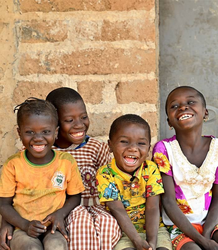 Niños felices en el pueblo de Karafiné-Guimbe (Costa de Marfil)