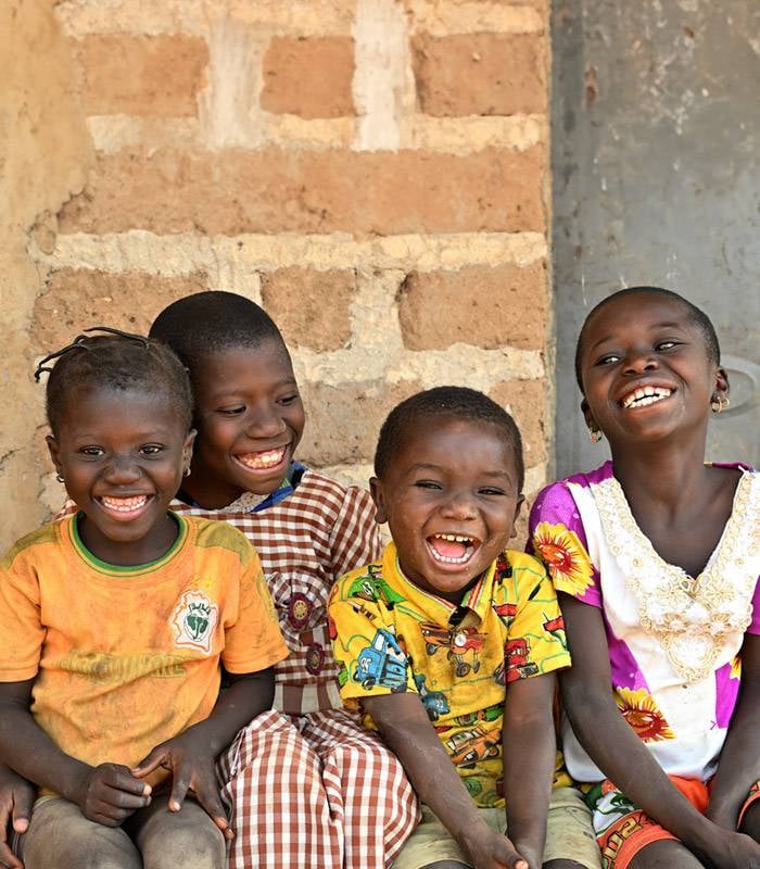 Niños felices en el pueblo de Karafiné-Guimbe (Costa de Marfil)