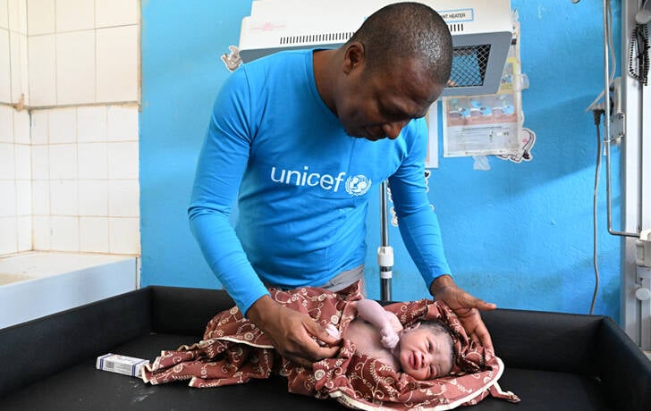 El recién nacido recibe una inyección de la vacuna antihepatitis B DN y una vacuna oral contra la polio. Un recién nacido en el centro de salud de Ouangolodougou.