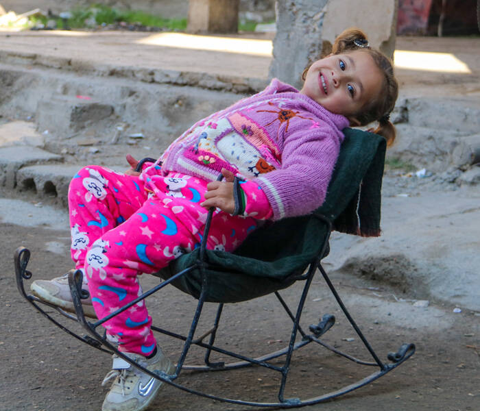 Amneh, de 3 años, sentada en una hamaca frente a su casa en las afueras de la ciudad de Deir-ez-Zor, al noreste de Siria, el 6 de febrero de 2024.