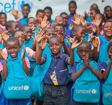 Un grupo de niños y niñas sonríen