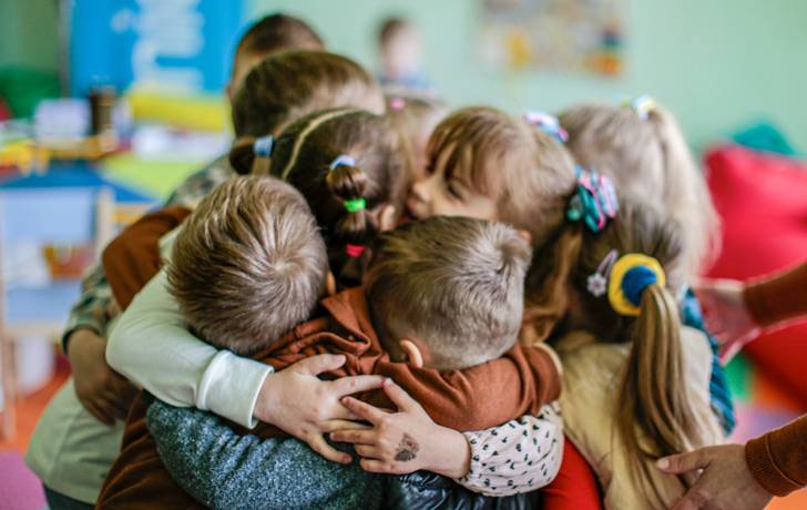 Niños se abrazan