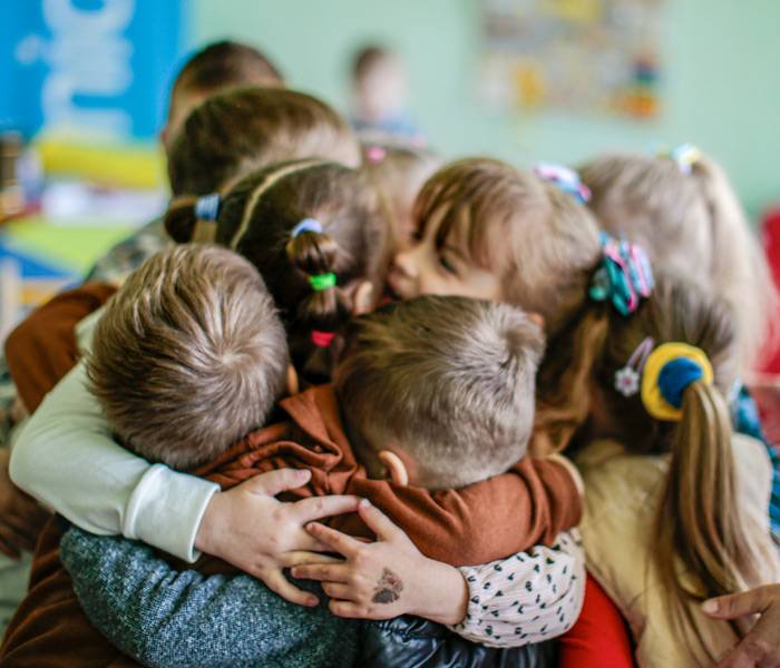 Niños se abrazan