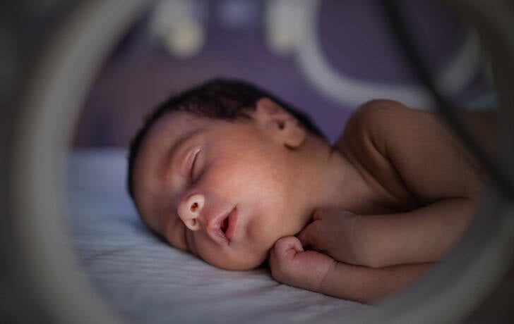 Un bebé en una incubadora en Yemen Un bebé en una incubadora