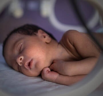 Adén, Yemen. Niños en la UCIN se encuentran en incubadoras en el Hospital Al-Sadaqah. Un bebé en una incubadora