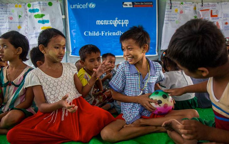 Niños juegan dentro de una tienda de campaña adaptada a los niños proporcionada por UNICEF.