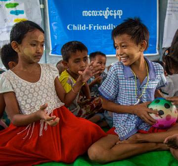 Niños juegan dentro de una tienda de campaña adaptada a los niños proporcionada por UNICEF.
