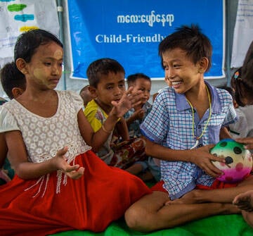 Niños juegan dentro de una tienda de campaña adaptada a los niños proporcionada por UNICEF.