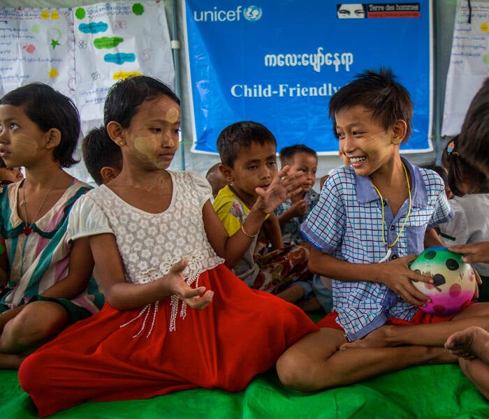 Niños juegan dentro de una tienda de campaña adaptada a los niños proporcionada por UNICEF.
