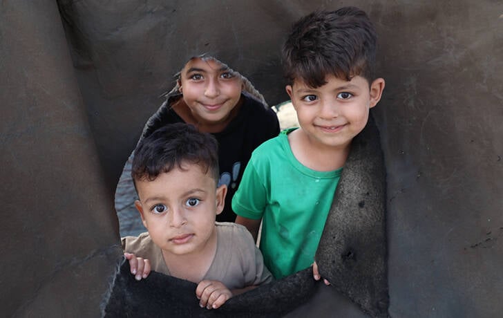 Niños y niñas de Gaza celebraron el anuncio del alto el fuego el 9 de octubre de 2025. Tres niños en Gaza