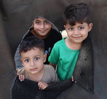 Niños y niñas de Gaza celebraron el anuncio del alto el fuego el 9 de octubre de 2025. Tres niños en Gaza