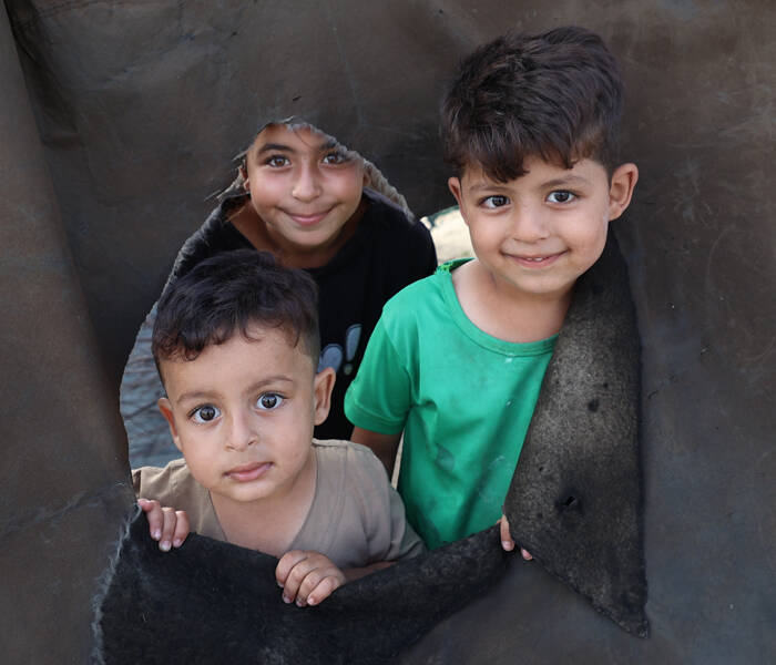 Niños y niñas de Gaza celebraron el anuncio del alto el fuego el 9 de octubre de 2025. Tres niños en Gaza