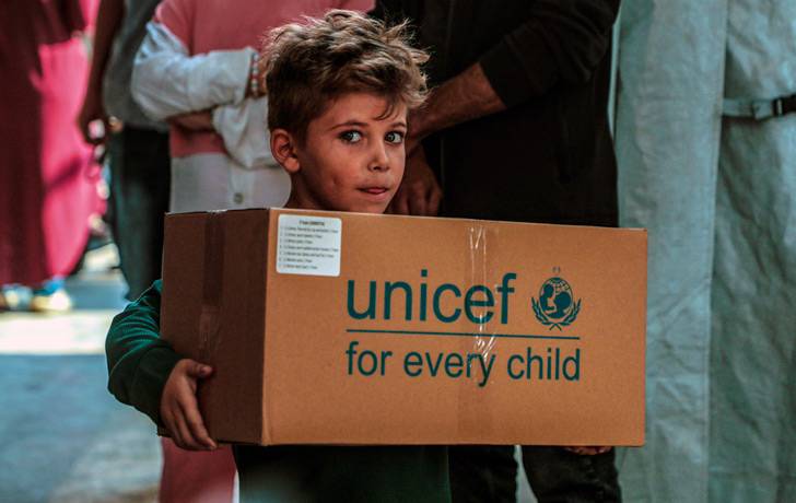 Distribución de paquetes de ropa de invierno en el Centro de Programas para Mujeres en el oeste de la ciudad de Gaza.