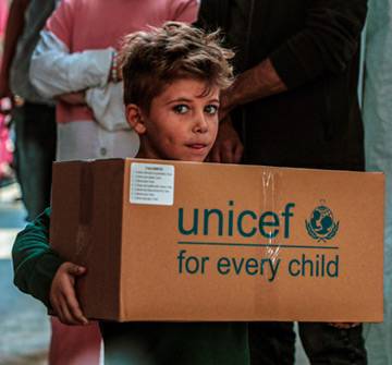 Distribución de paquetes de ropa de invierno en el Centro de Programas para Mujeres en el oeste de la ciudad de Gaza.