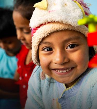 Ceci participa en una sesión de educación infantil junto con sus compañeros Ceci de 4 años en Guatemala