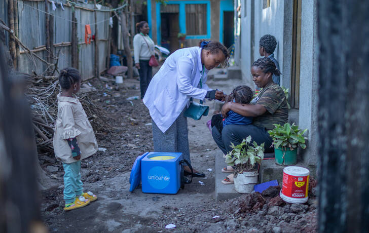 La vacunadora Lemlem Beyene vacuna a los niños durante la campaña nacional contra la poliomielitis.