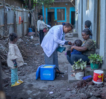 La vacunadora Lemlem Beyene vacuna a los niños durante la campaña nacional contra la poliomielitis.